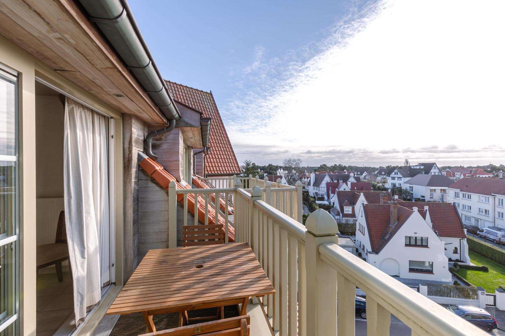 Charming Spacious Duplex Apt With Private Parking In Knokke Apartment Exterior photo